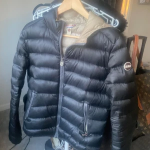 Colmar jacka  - Säljer denna sjukt fina colmar tunnare dunjackan i superfint skick! Har endast använt den några gånger! Om ni kollar bild tre så har den en pytteliten repa, inget man tänker på men vill ändå informera!🥰
