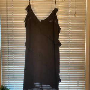 H&M klänning - Väldigt fin klänning från H&M. Aldrig använd. Säljer pga för stor!