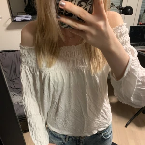 offshoulder tröja - Vit offshouldee tröja i lent material🎀 Storlek Xs men passar S och M också pga stretch! Svarar gärna på frågor om mått, prisförslag osv❤️