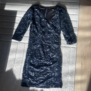 Paljettklänning  - Superfin paljettklänning som jag tyvärr vuxit ur, därav kan jag inte skicka bild på. I fint skick! Trekvartsärmar och lite urringad 