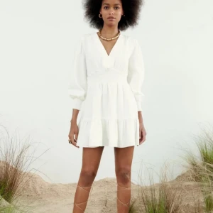 Klänning  - Säljer denna linneklänning från Zara🤍aldrig använd, prislappen är kvar🤍