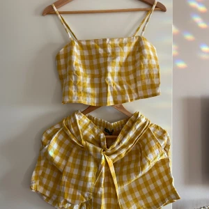Gulligt set - Jättegulligt somrigt set i linne och viskos med gingham mönster. Topp och shorts🌼köpare står för frakten✨