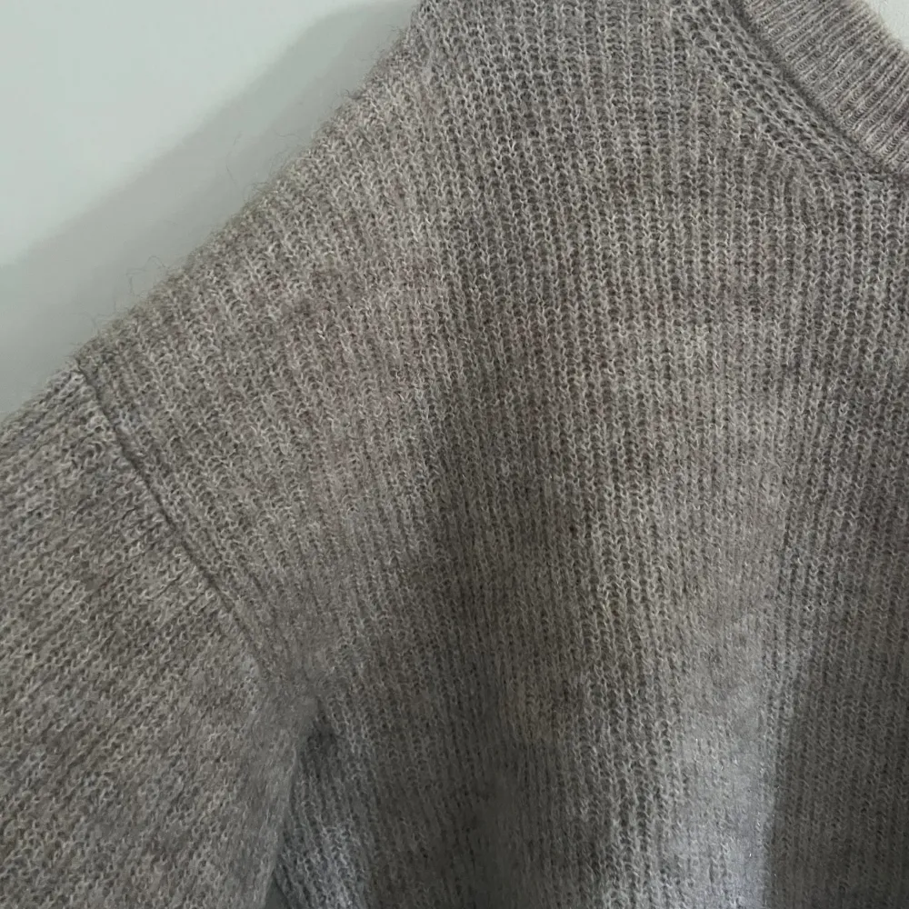 Säljer min fina stickade tröja från Lindex pga att den inte kommer till användning. Storlek L men skulle säga att den passar M bäst. Säljer för 300🩷. Stickat.