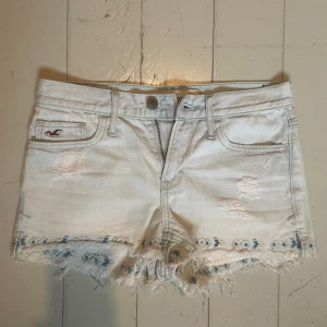 Lågmidjade shorts - Säljer dessa lågmidjade hollister shorts. Dom är för små för mig så kommer inte att kunna fixa bilder med dom på!