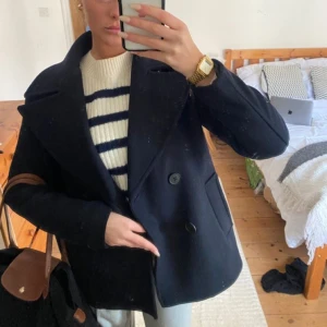 Marinblå jacka - Marinblå jacka som med jätte bra skick och som är bra att ha nu till våren