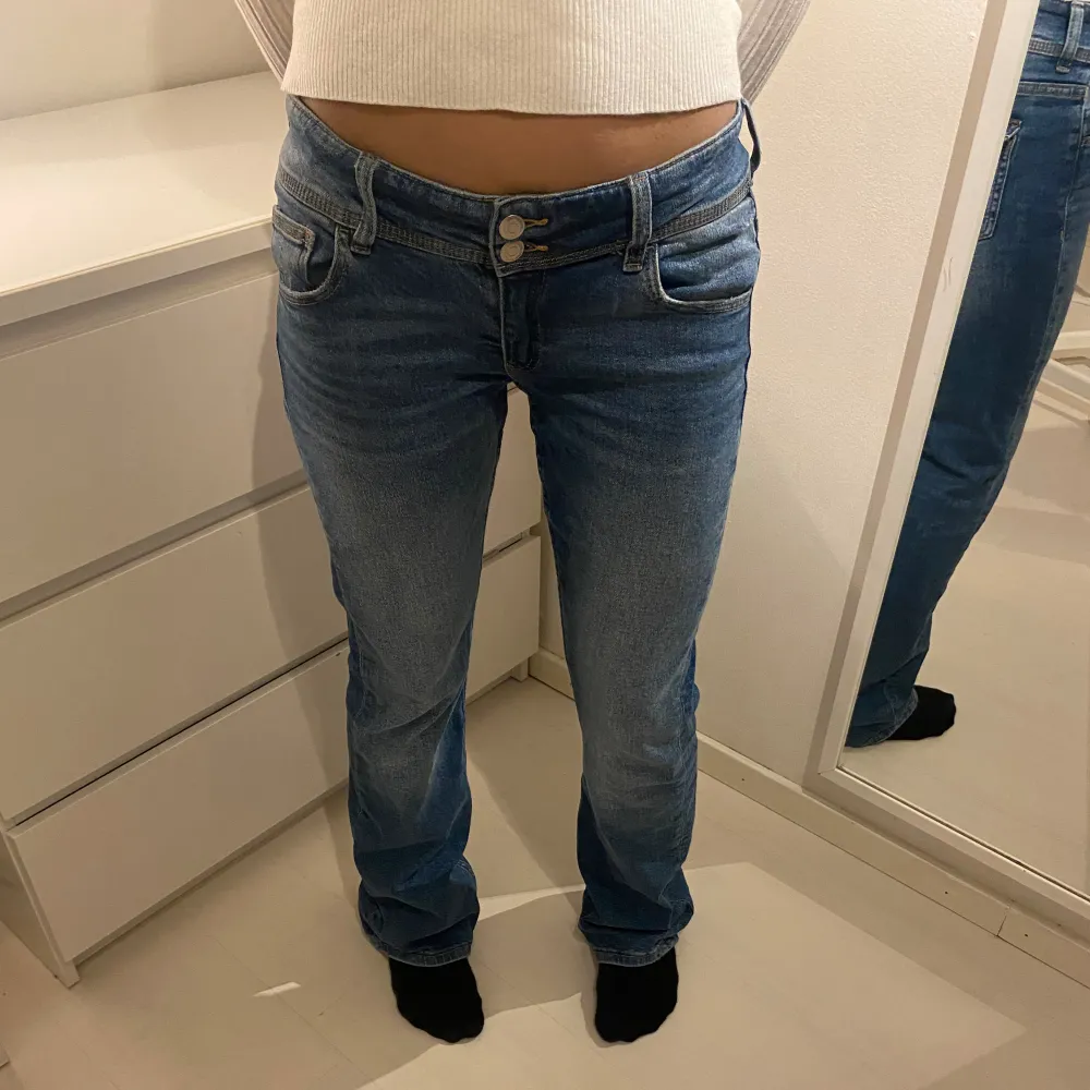 Säljer mina jättefina lågmidjade jeans eftersom dem är lite för stora för mig. Bra skick.. Jeans & Byxor.
