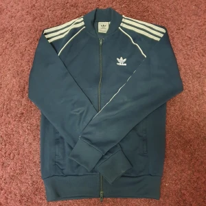 Adidas zipper - Adidas zip tröja i helt nyskick. Har använt den ett fåtal gånger. Den är helt felfri och har inga skador eller fläckar. Nypris är 800 kr. Storlek S.