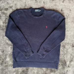 Ralph lauren tröja - Säljer min feta Ralph lauren tröja i storlek M. Den är mörkblå med röd häst. Solklart äkta och mått finns på andra bild😁
