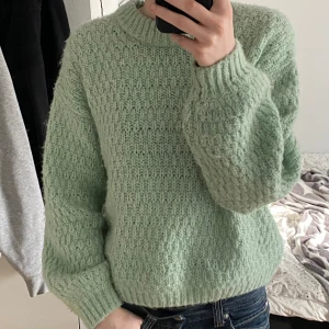Stickad tröja - En jättefin mintgrön stickad tröja! Jätteskön till vintern eller hösten!💕