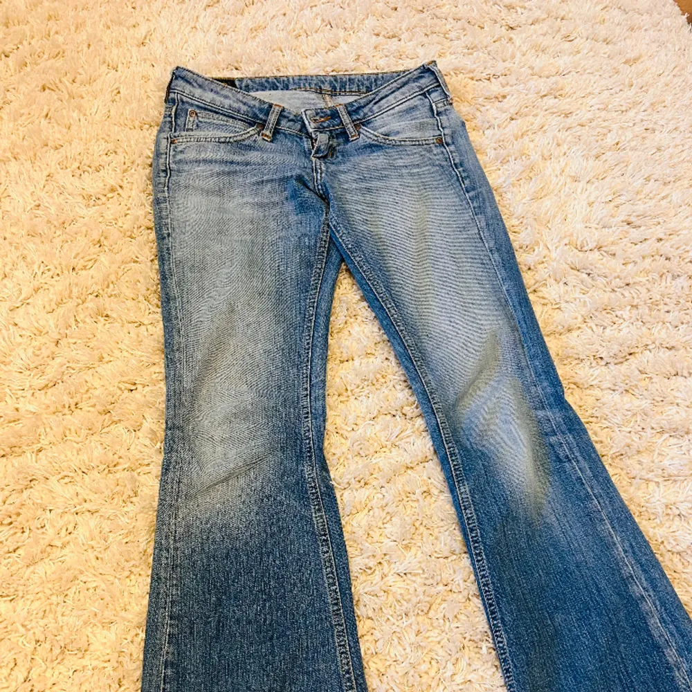 As snygga lågmidjade jeans från lee i strl 27/31, i väldigt fint skick och sparsamt använda  💓 är ljusare i verkligheten . Jeans & Byxor.