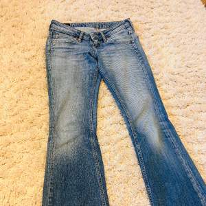 As snygga lågmidjade jeans från lee i strl 27/31, i väldigt fint skick och sparsamt använda  💓 är ljusare i verkligheten 