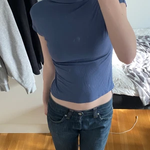 Marinblå T-shirt  - Jätteskönt material! Jättefin krage som sitter lite högre upp än vad vanliga t-shirts brukar. Skulle säga att den passar någon som har XS eller S. Pris går att diskuteras!💕
