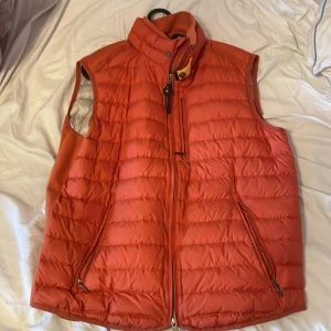 PARAJUMPERS VÄST  - STORLEK : L FÄRG : Orange ÄKTA (inget kvitto) SKICK 10/10