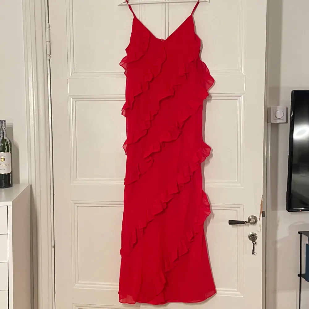 Röd lång klänning från Boohoo, aldrig använd och haf kvar prislappar. Passar till sommaren eller som balklänningar till vårbalen. . Klänningar.