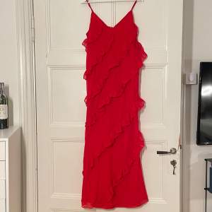 Röd lång klänning från Boohoo, aldrig använd och haf kvar prislappar. Passar till sommaren eller som balklänningar till vårbalen. 