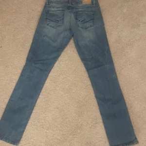 Lågmidjade jeans  - Snygga blåa lågmidjade raka jeans., aldrig använda kom privat för fler bilder. Pris kan diskuteras vid snabba köp 