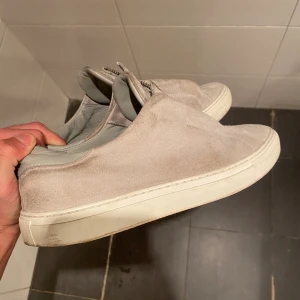 Axel arigato skor  - Ett par riktigt feta Axel arigato skor i en eftertraktade färg Nypris 2500kr Skorna är i bra skick.  Först till kvarn (lågt pris)