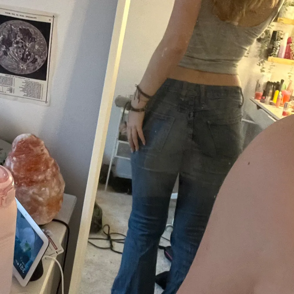 Brielle jeans. One-size but will fit xs/s. Comfortable and flattering. Cool 90’s style. Worn a few times, only signs of wear are at the leg ends, not very visible however if you’d like to see a picture for clarification don’t be shy to ask :). Jeans & Byxor.