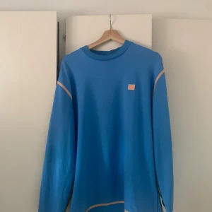 Acne crewneck - Ball crewneck från acne studios i nylon, perfekt till sommaren. Tröjan är XS men passar upp till medium.   Köptes på Acne archive för ett tag sedan. Säljes pga för liten. Hör av dig för frågor, kan gå ner i pris vid snabb affär 