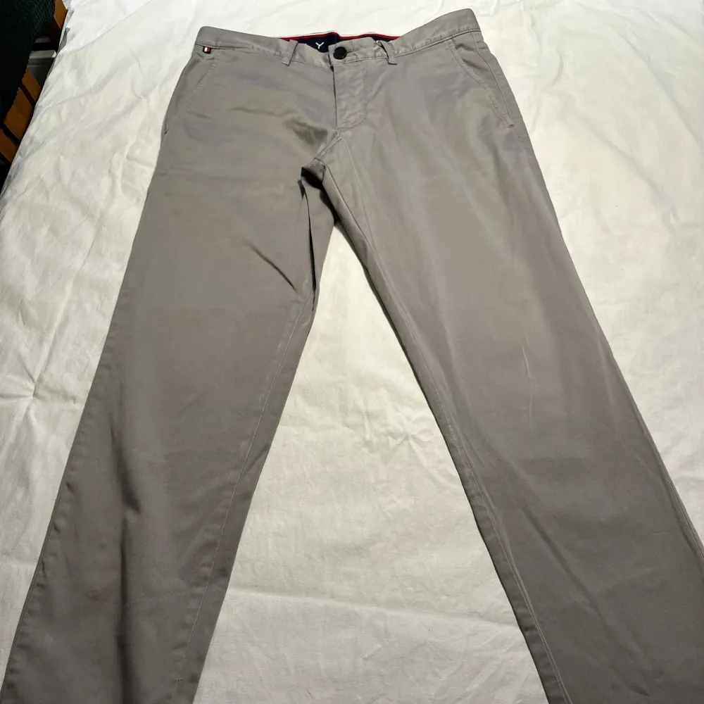Tommy Hilfiger chinos i färgen grå. Dom har inga defekter och inte andvänts mycket. Jeans & Byxor.