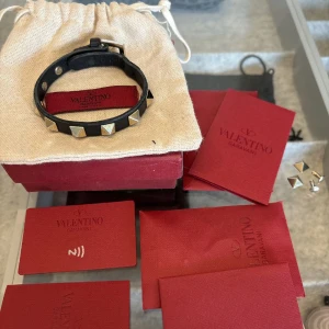 Valentino armband - Guldnitar! vill byta eller sälja💕