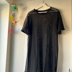 Meshtopp nät mesh Monki S goth svart  - Svart längre mesh/nättopp från Monki. Storlek S. 