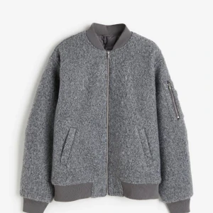 Bomberjacka  - Säljer denna ursnygga bomberjacka. Säljer för jag har tröttnat på den lite. Den har inga defekter och är i storlek M som gör att den blir lite oversize vilket jag själv tycker är väldigt snyggt. Men storlek S och M är ingen speciell skillnad ❤️