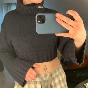 Stickad tröja - Supersöt matinblå stickad polo tröjja utan defekter. Den är i storlek S och ifrån början är den köpt på h&m.  Priset är diskuterbart 💗 Kläderna tvättas innan de postas! ⭐️