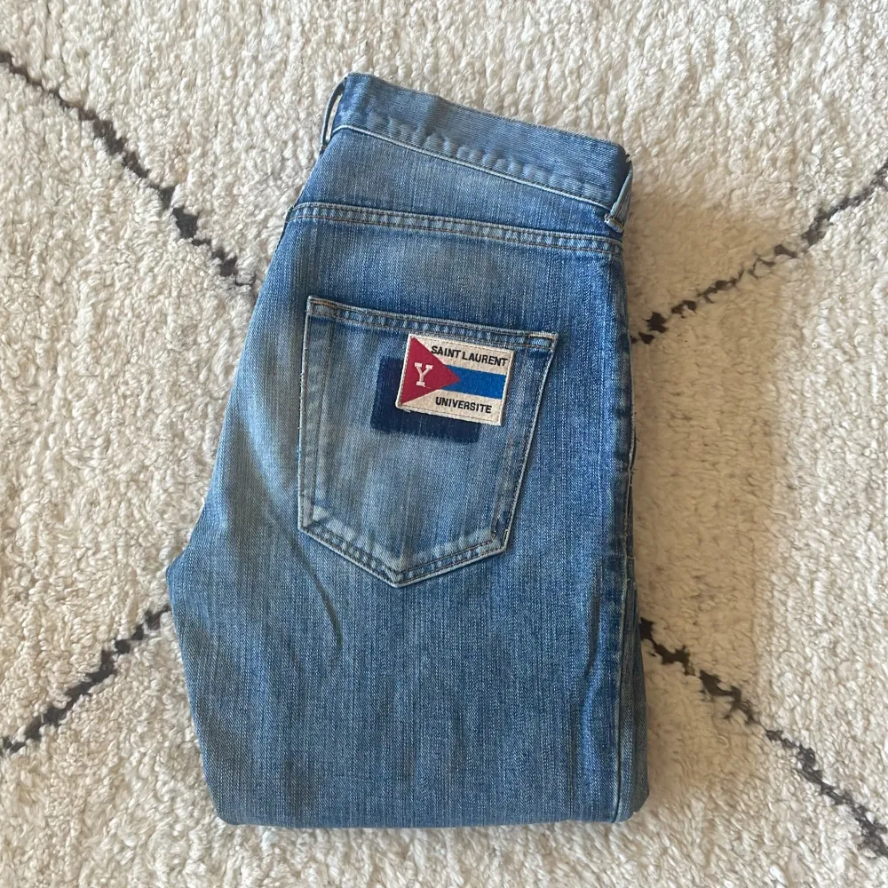 Intressekoll på mina otroliga ysl jeans! | Nästintill nya, endast använda ett par gånger! | Storlek 30 | Nypris närmare 7k, kom med bud! 🙏. Jeans & Byxor.