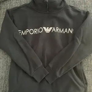 Svart sweatshirt från Giorgio Armani.
