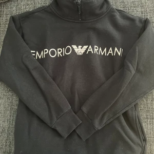 Svart sweatshirt -Giorgio Armani - Svart sweatshirt från Giorgio Armani.