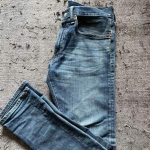 Ett par polo Ralph lauren jeans i en sorts washed blå färg. Jeansen har används men inga tydliga defekter. 