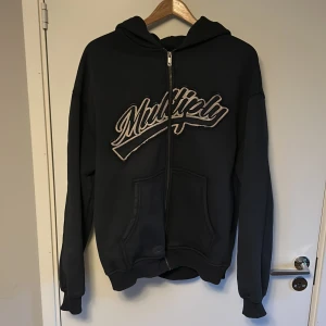 Multiply Apparel hoodie  - Smått använd hoodie från Multiply Apparel. Oversized hoodie i storlek M som passar för storlek L.   Storlek: M