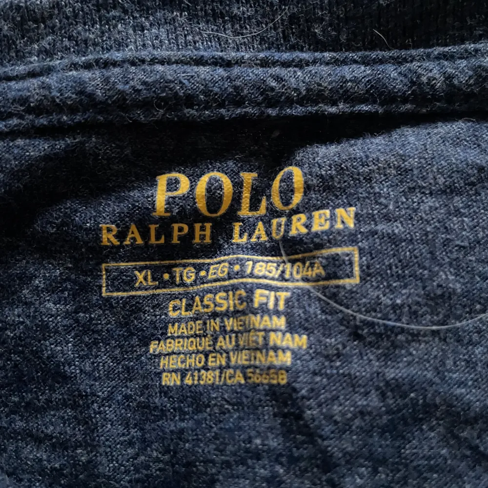 Jätte fin Ralph Lauren tröja i storlek XL sitter som L! perfekt att ha över en skjorta t.ex! Sparsamt använd🤙 Fick den som present så vet inte riktigt nypris! Tar emot prisförslag!🤑. Tröjor & Koftor.