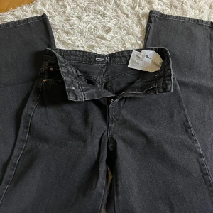 Jeans - Från stradivarius storlek 34. High waist, raka/wideleg