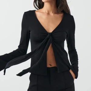 Tie front long sleeve top  - Säljer denna super fina topp från gina Tricot då den aldrig kommit till användning. Helt ny utan defekter. Org pris 299 kr. Skriv för mer info💕