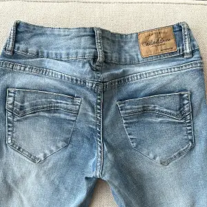 Ett par low waist Bootcut jeans. Säljer pga av att dem var för korta. Stolek XS.  