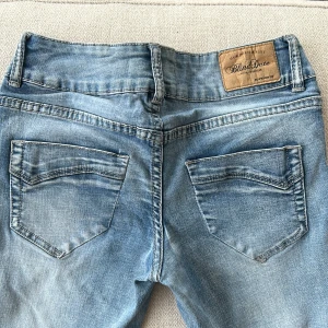 Bootcut jeans - Ett par low waist Bootcut jeans. Säljer pga av att dem var för korta. Stolek XS.  