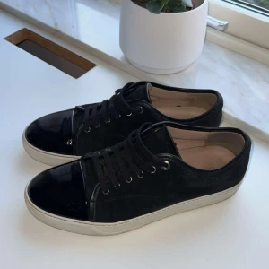 Lanvin skor  - Lanvin storlek 44 , skick 9/10 låda dustbag och extra laces tillkommer !! Pris kan diskuteras vid snabb affär !!