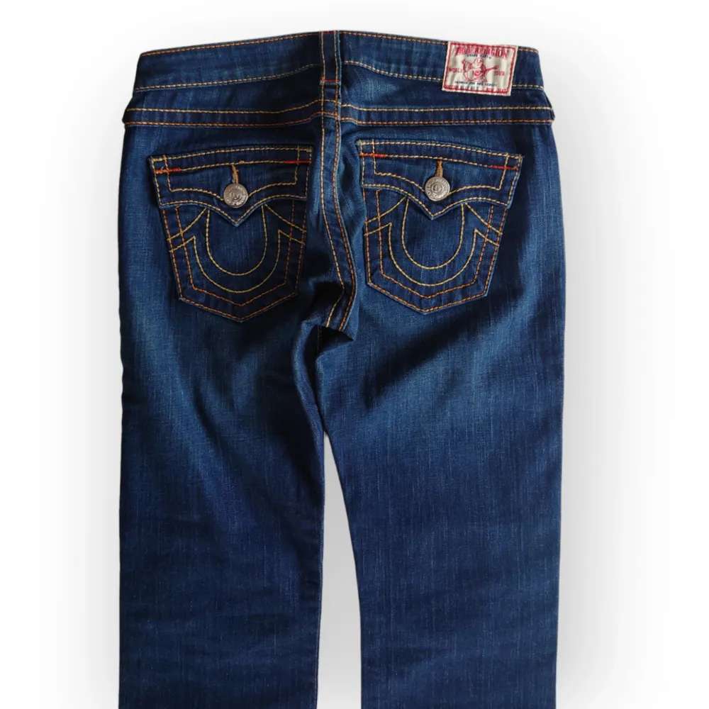 Mörka raka true religion jeans, bra skick. Uppsydda längst ned men det syns inte och går att sprätta upp om man vill ha längre. Storlek 29 passar 34-36 ungefär. Fråga gärna om mått eller fler bilder 💕. Jeans & Byxor.