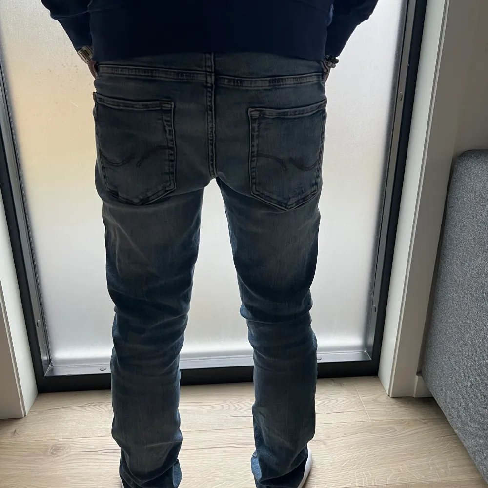 Ett par Jack & Jones jeans med slitningar. Modellen är 170 och väger 60kg. Skick 9/10, midja 30 längd 30. Hör av er vid minsta oklarhet🇮🇹. Jeans & Byxor.
