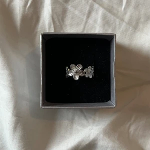 Justerbar blomring - Säljer denna justerbara ring som inte kommer till användning💕