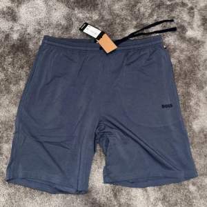 Ett par helt nya blåa Hugo boss tränings shorts. Shortsen är helt oanvända med prislapp i super bra kvalitet. Priset är inte fast.
