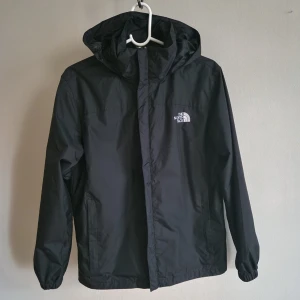 The North Face jacka  - The North Face dam jacka i fint skick! Liten i storleken! Passar också kille i xs/s. Perfekt för vår och sommar, Har ett skönt fleece foder i jackan! Om man har fråga så är de helt okej att höra av sig😄