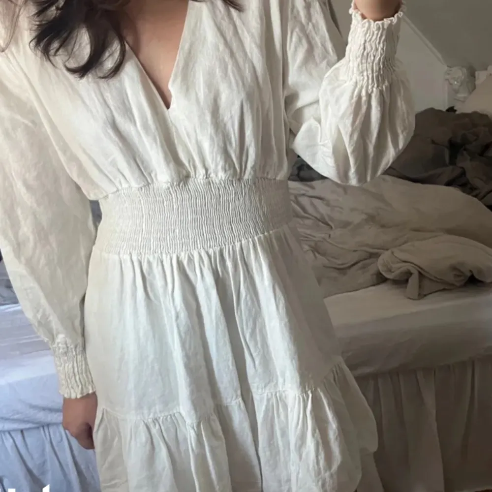 Säljer denna vita klänningen från zara! Lånad bild❤️ använd ganska många gånger men ändå ganska bra skick❤️ perfekt för skolavslutning eller studenten❤️ storlek s❤️ säljer för 200 kr. Klänningar.