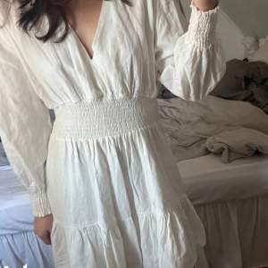 Säljer denna vita klänningen från zara! Lånad bild❤️ använd ganska många gånger men ändå ganska bra skick❤️ perfekt för skolavslutning eller studenten❤️ storlek s❤️ säljer för 200 kr