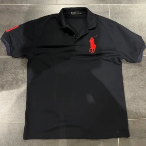 Polo Ralph lauren piketröja - Hej jag säljer min piké tröja i en utmärkt skick. Det är en vintage och lite äldre modell.  Skick:9,5:10