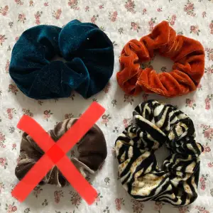 ❗️Den bruna är såld❗️ Snygga scrunchies!☺️ Endast använda några få gånger så de har inga defekter🫶 Köp alla för 23kr eller en för 10kr💛 ❗️Om du använder köp nu så köper du alla❗️