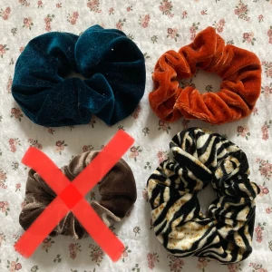 Häftiga scrunchies!⚡️ - ❗️Den bruna är såld❗️ Snygga scrunchies!☺️ Endast använda några få gånger så de har inga defekter🫶 Köp alla för 23kr eller en för 10kr💛 ❗️Om du använder köp nu så köper du alla❗️