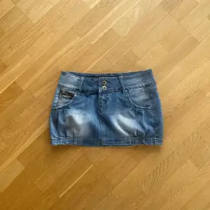Säljer denna super söta jeans mini kjolen men snygga detaljer pga att den tyvärr var förstor för mig💕 Den är i ett super fint skick med midjemått ca 39 cm☺️  Bara att höra av sig vid frågor osv!!💗